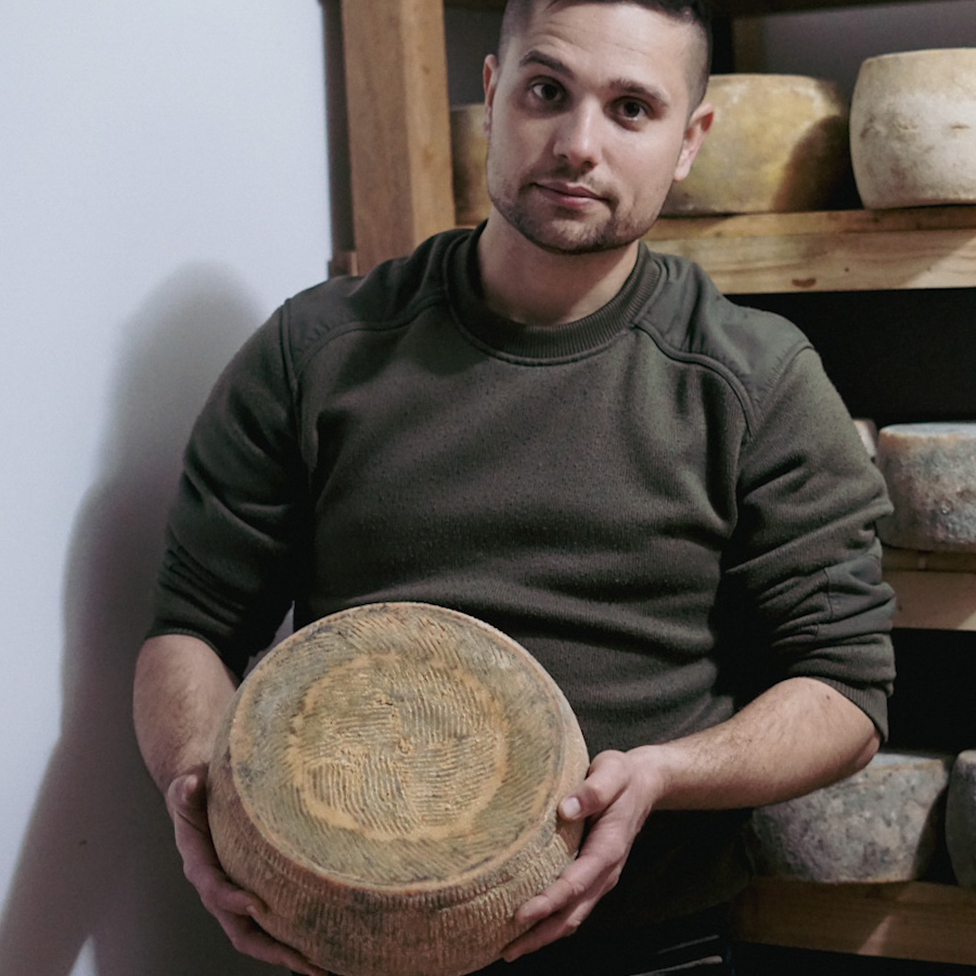 Essere pastori oggi: quattro chiacchiere con Pietro Ragaglia di Antica Caresi, produttore di formaggi ovini tra i migliori in Sardegna