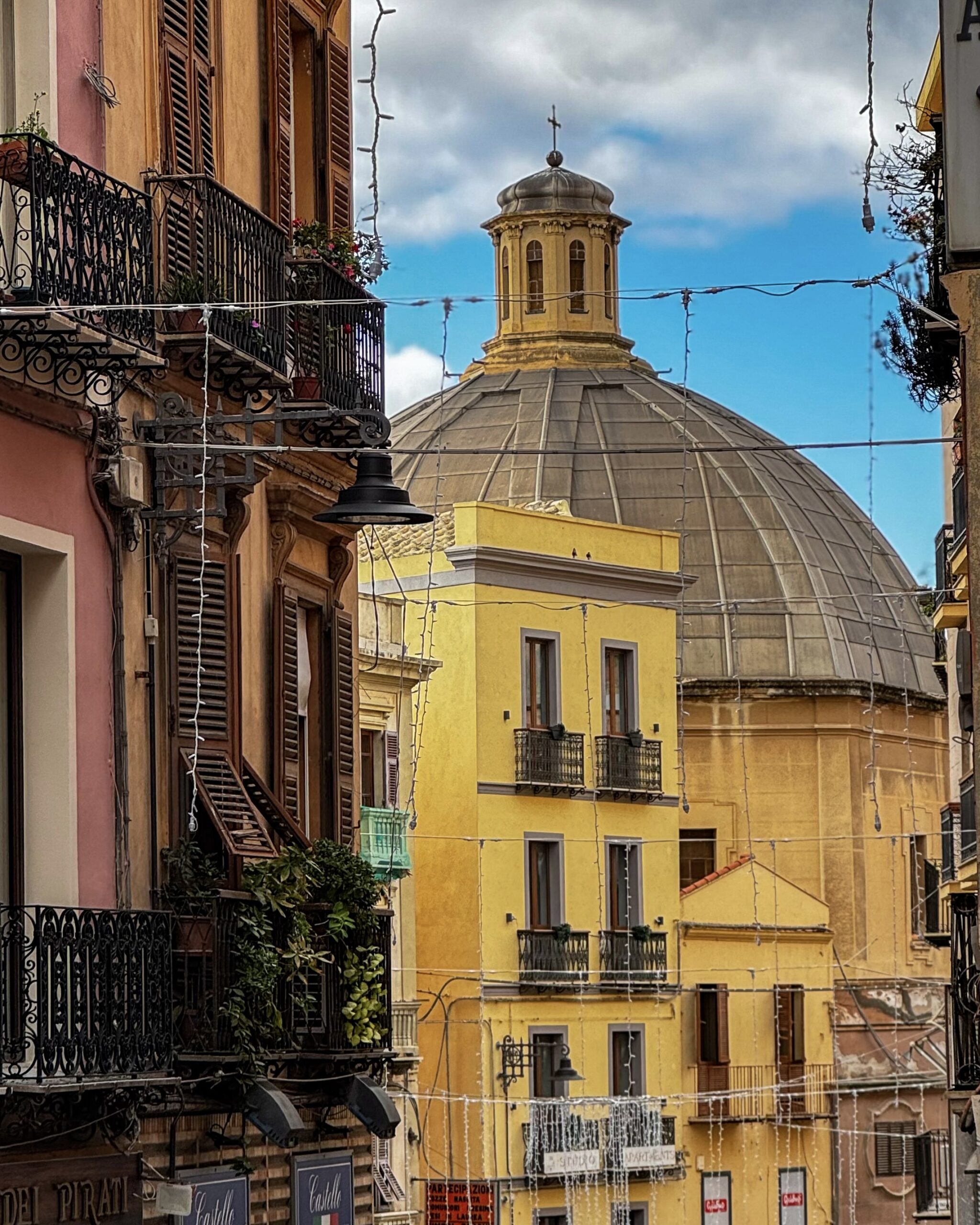 Cagliari 2034: una città in bilico tra identità locale e omologazione globale